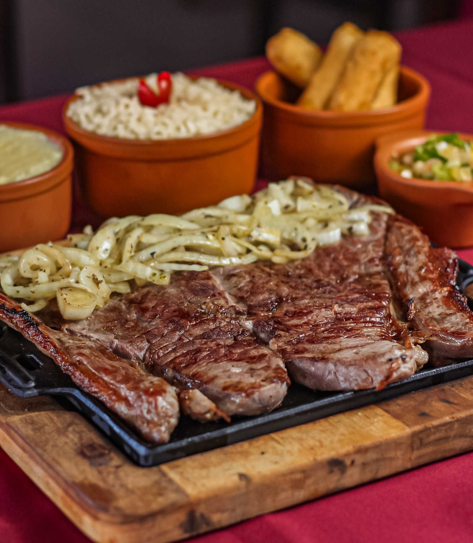 Picanha na chapa com acompanhamentos
