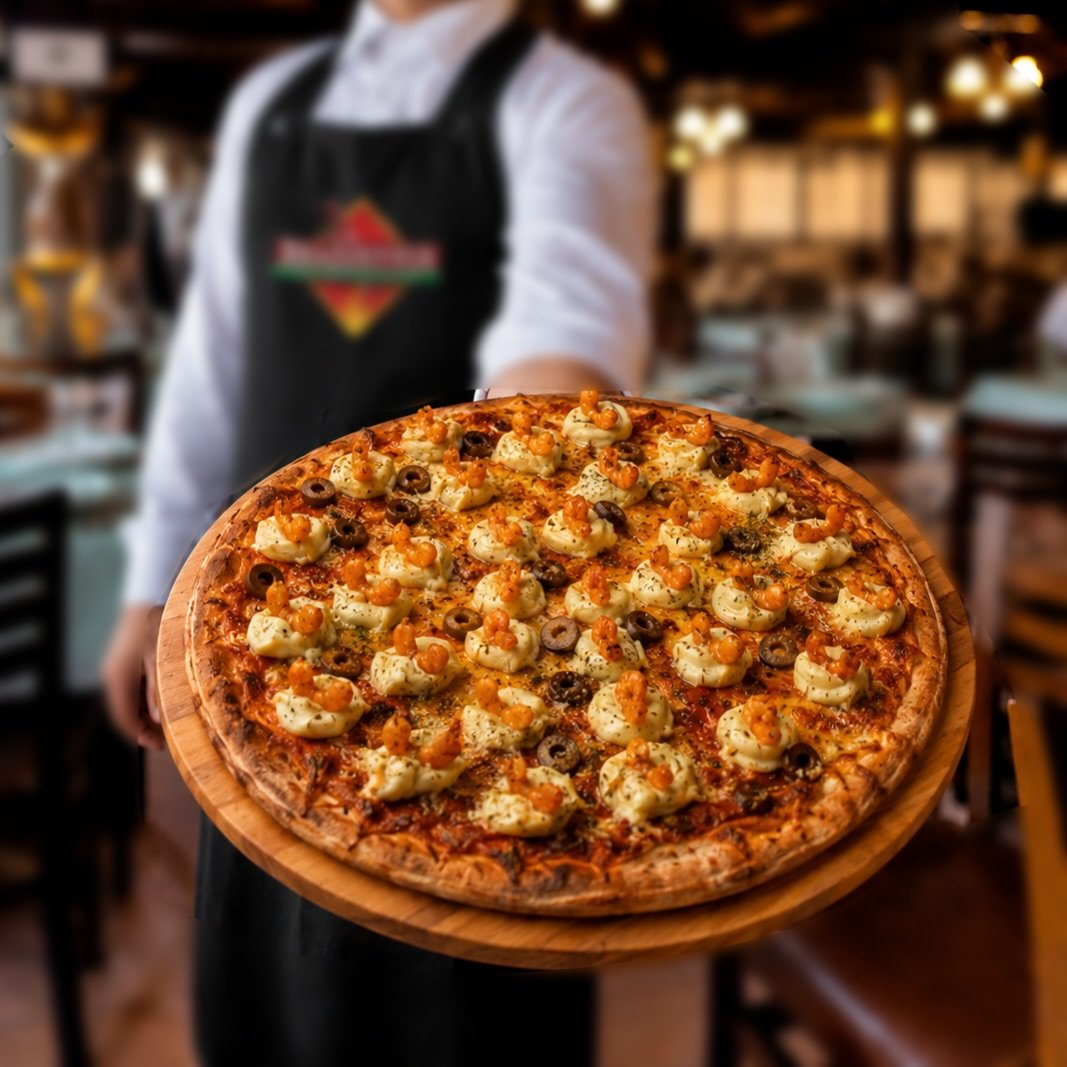 Pizza de camarão com catupiry e azeitonas