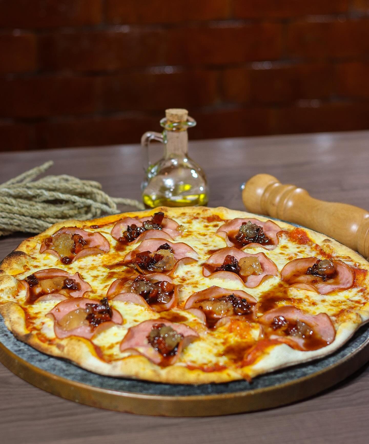 Pizza artesanal de presunto no forno a lenha