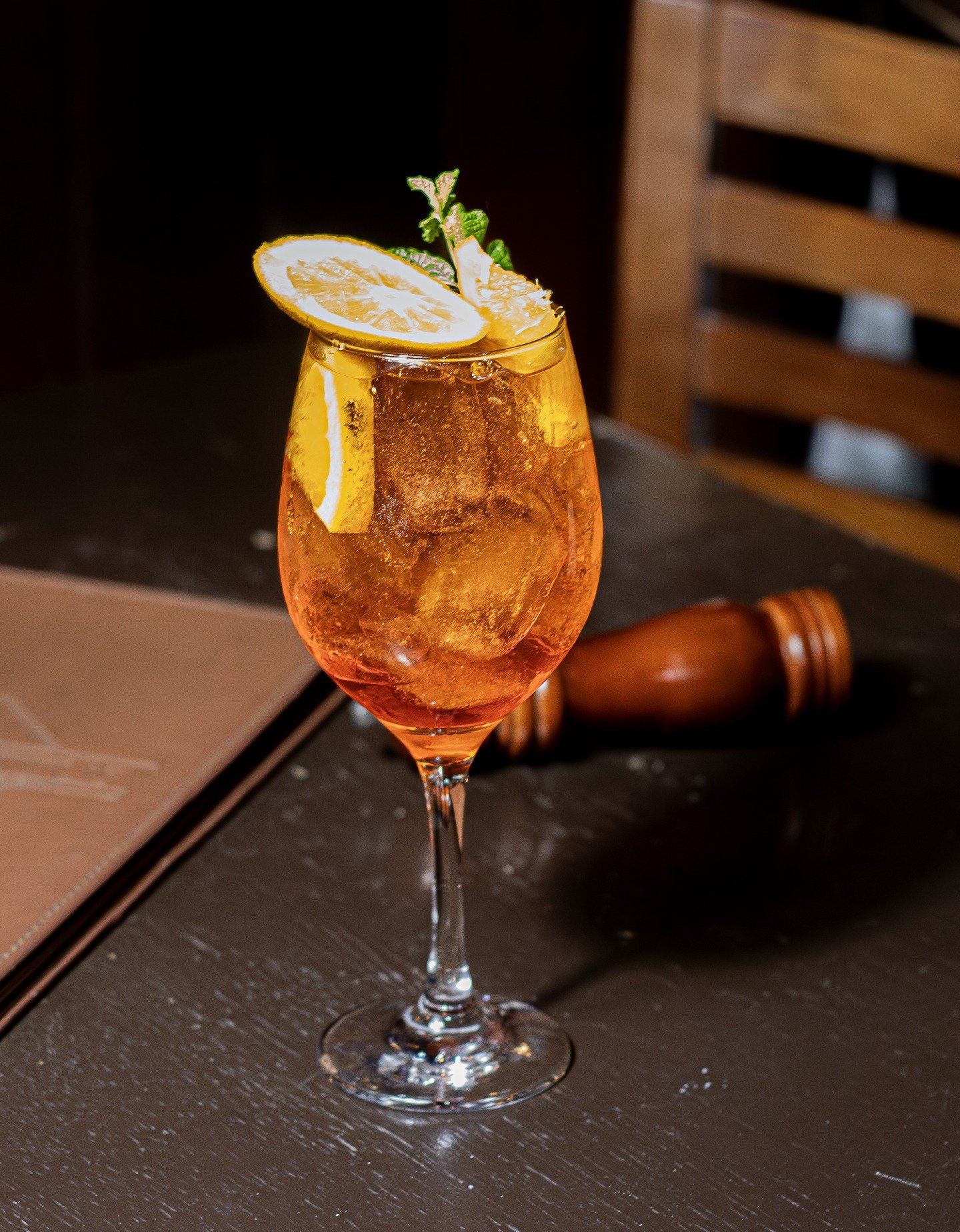 Drink da casa com limão siciliano e hortelã